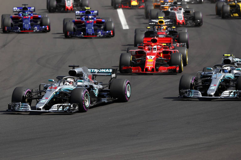 Lewis Hamilton, da Mercedes (à esq.) lidera durante o GP da Hungria 