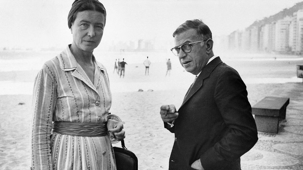 Beauvoir e Sartre posam para foto na praia de Copacabana, no Rio
