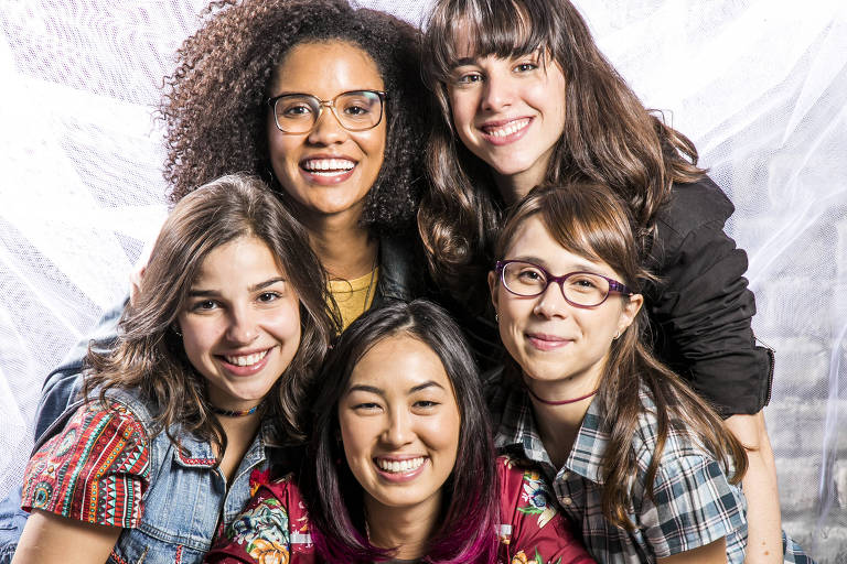 Ellne (Heslaine Vieira), Tina (Ana Hikari), Keyla (Gabriela Medvedovski), Benê (Daphne Bozaski) e Lica (Manoela Aliperti)