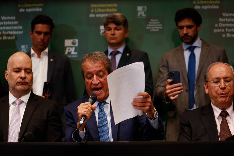 O presidente do PL, Valdemar Costa Neto (centro), anuncia resultados da auditoria feita por empresa privada que pretendia invalidar votos no segundo turno das eleições, acompanhado do engenheiro Carlos Rocha (dir.), do advogado do PL Marcelo Bessa (esq.) e de correligionários no Congresso