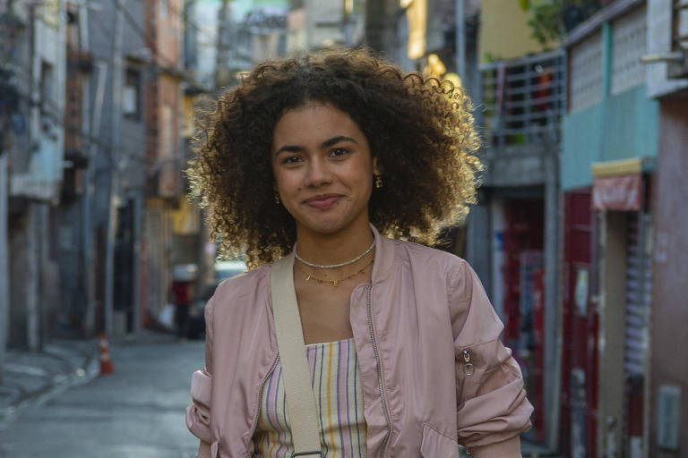 Alana Cabral como Joélly em 'Três Graças'